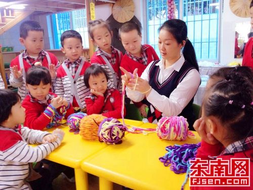 感恩节将至 新罗实验幼儿园小朋友学织围巾送
