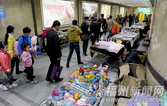 福州五一路、五四路沿线地道天桥　摆摊乱象依旧