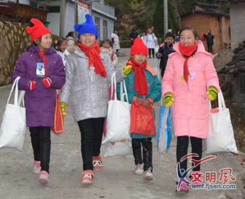 一共向闽北山3000位小朋友每人发放一套冬衣,包含了羽绒服,帽子和手套