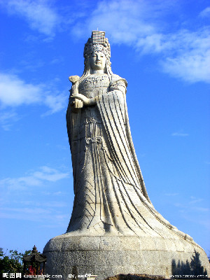 湄洲岛祖庙山上屹立着一尊高达14.35米的妈祖石像.