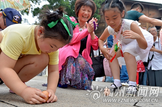 光禄吟台上点雄黄　传统民俗在孩子心中生根发芽