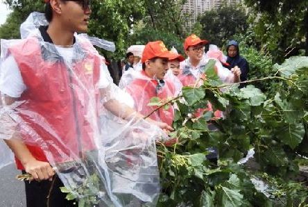 两岸青年及青运会测试赛志愿者走上街头抢险救灾