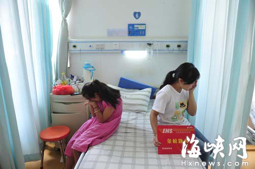 父亲送到ICU病房，妹妹还是先天性心脏病患者，毛晓梅不得不选择了休学照顾家人