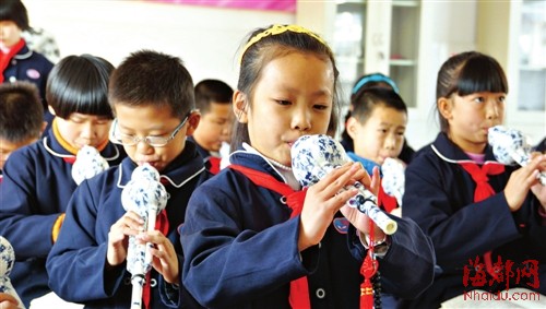 湖前小学开设多项特色教学;图为三年级学生学吹葫芦丝