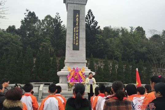 永春县实验小学组织清明祭扫烈士陵园活动