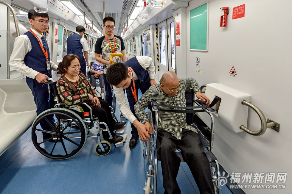 残疾人试乘地铁直呼“棒棒哒”　设无障碍升降梯