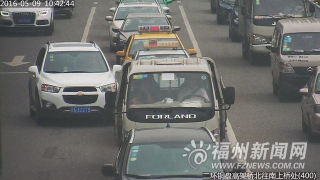 福州警方曝光150辆加塞压线车辆 10辆车滥用远光灯被罚