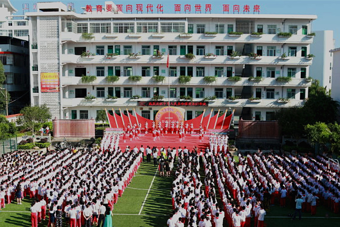 上杭县实验小学校长阙青松在国旗下带领同学们回顾了新中国成立时那