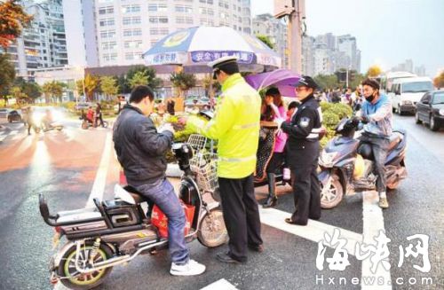 金洲南路浦上大道路口，交警对闯入机动车道的骑手进行处罚