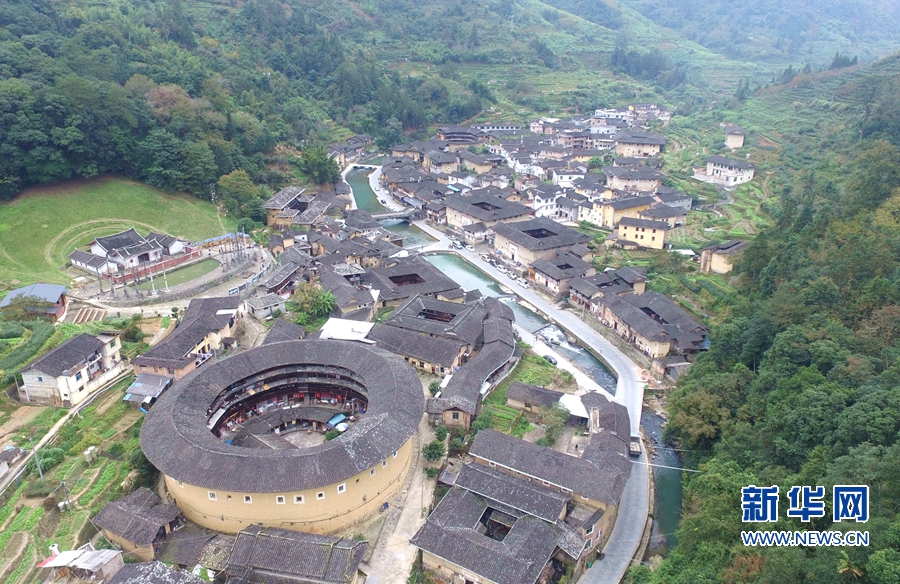 航拍福建塔下村：土楼群落　太极水乡