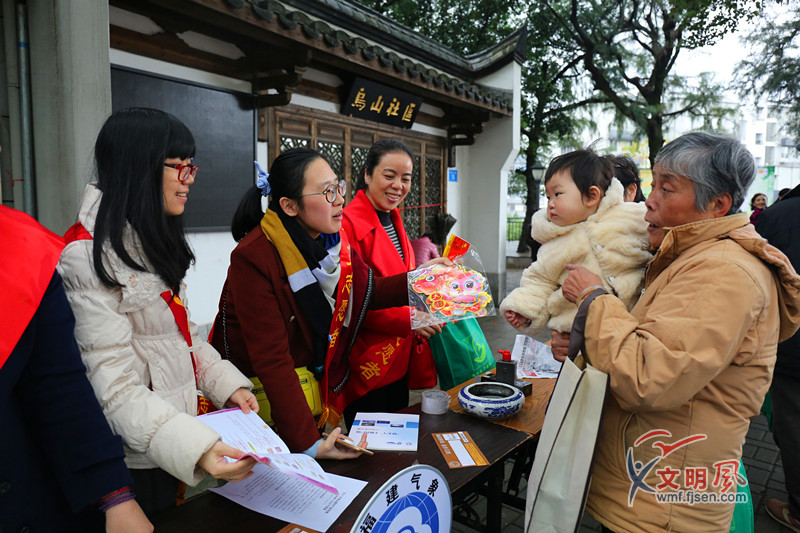 文明风 省直 正文 气象主持人张闽红在台上给社区居民讲解和演示