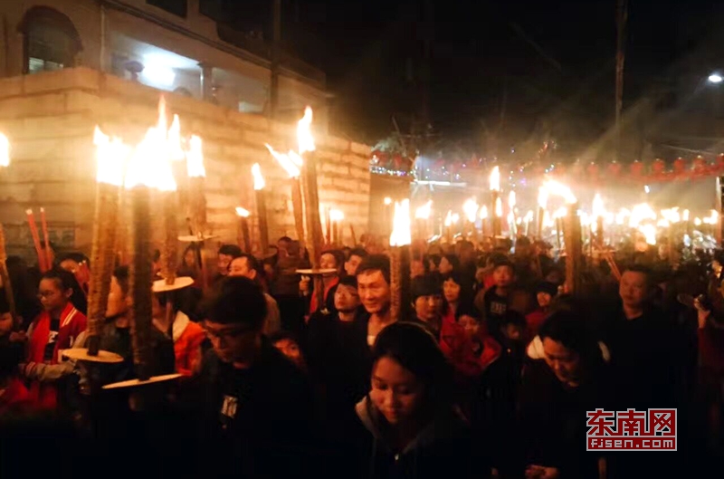 晋江火把节1500根火把点亮山前村 传承300年传统文化