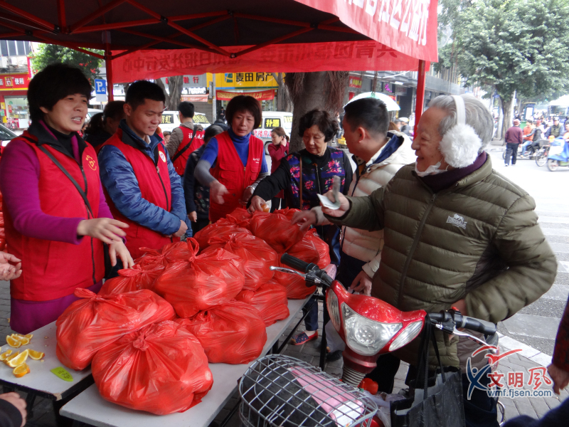 晋安志愿者开展爱心公益活动 帮助果农义卖雪