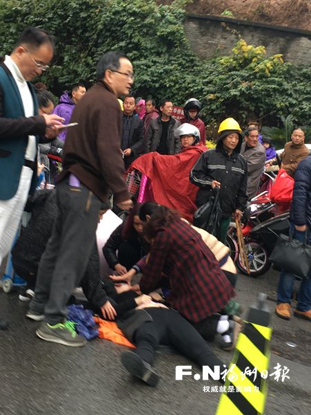 骑车女子街头被撞陷入昏迷　三名路人挺身相救