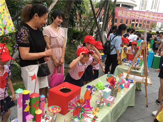 小红帽变废为宝手工作品展示及义卖