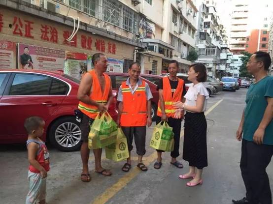 丰泽区委书记看望慰问高温作业的环卫工人