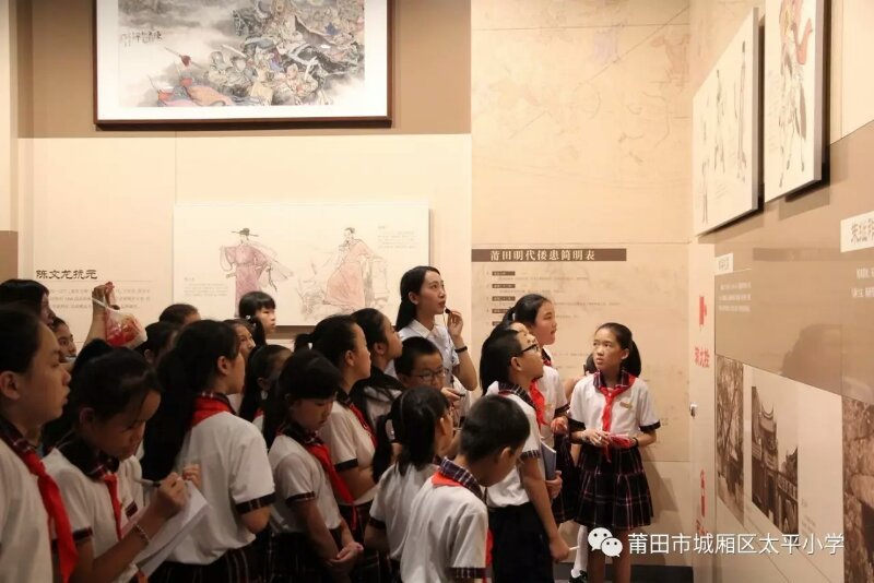 城厢区太平小学正在参观博物馆