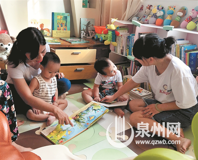妈妈陪孩子在舒适的绘本馆里阅读