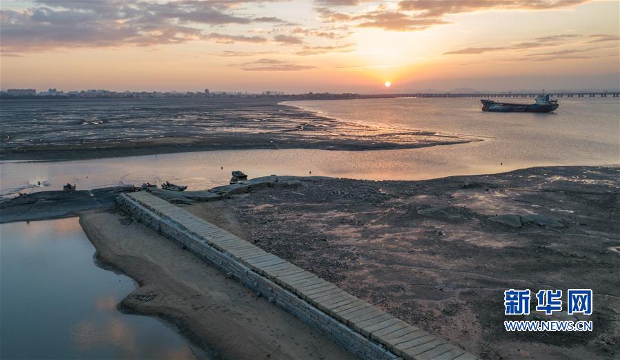 这是11月1日在福建省泉州市石狮石湖古码头拍摄的夕阳美景.