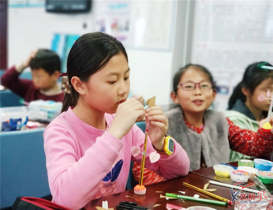 小学员认真制作风向标