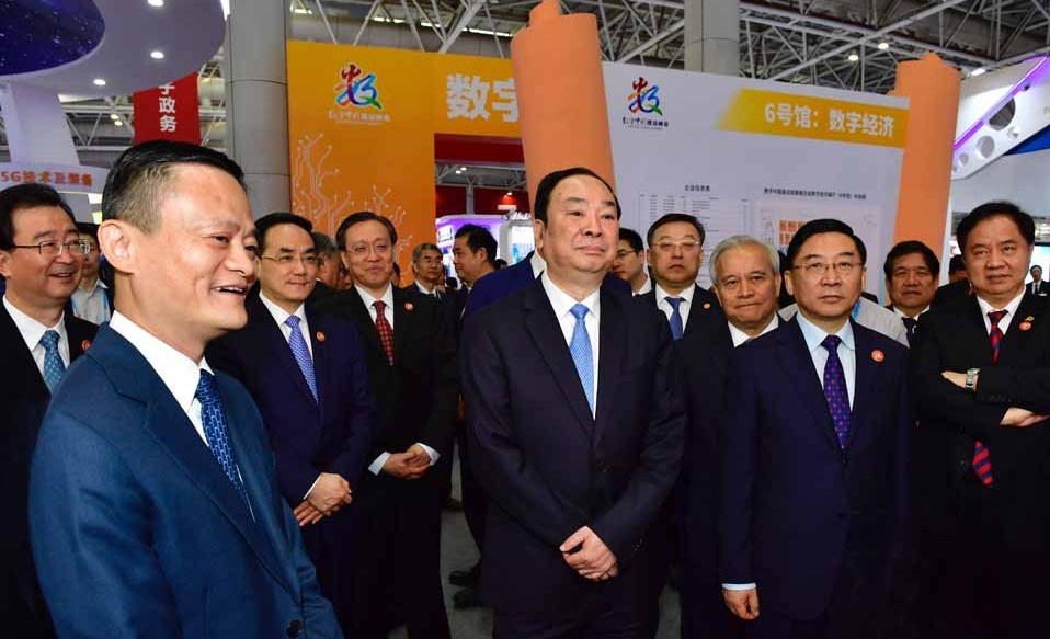 中宣部长黄坤明参观首届数字中国建设峰会展馆