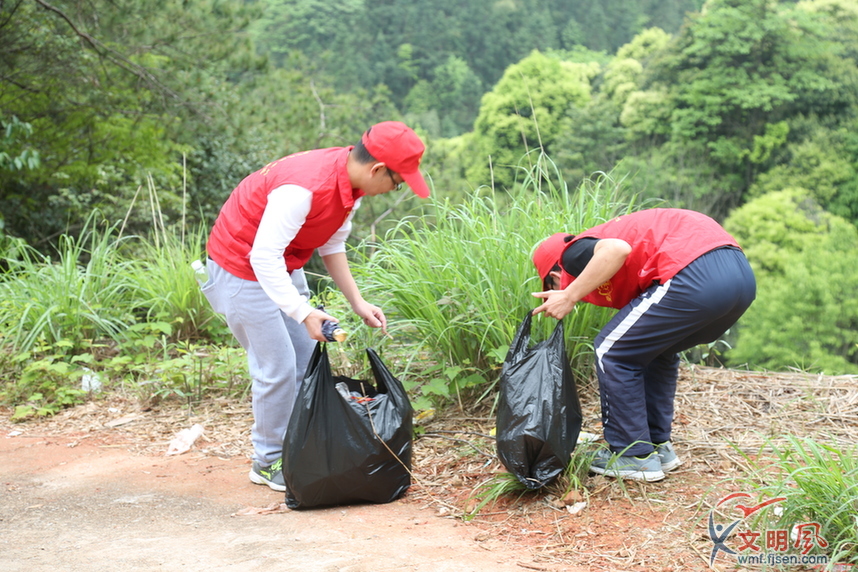 将乐县大源乡志愿服务队开展志愿环保行活动