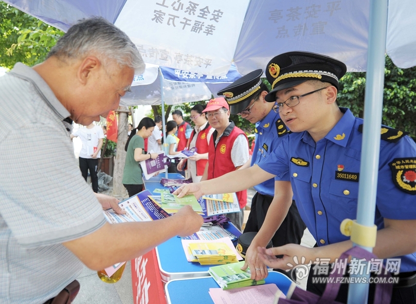 福州：志愿者劝导市民以文明平安形象迎接盛会