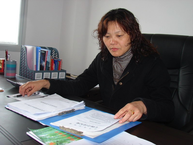 永安市绿健食品有限公司董事长许玉娇在工作