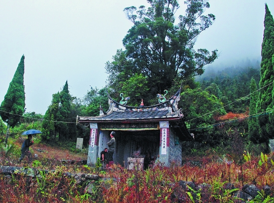 小廟後面就是紅軍洞