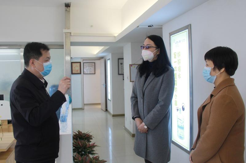 陈鸿锁主任走访看望市道德模范,"中国好人"吴丽军涵江区文明办供图