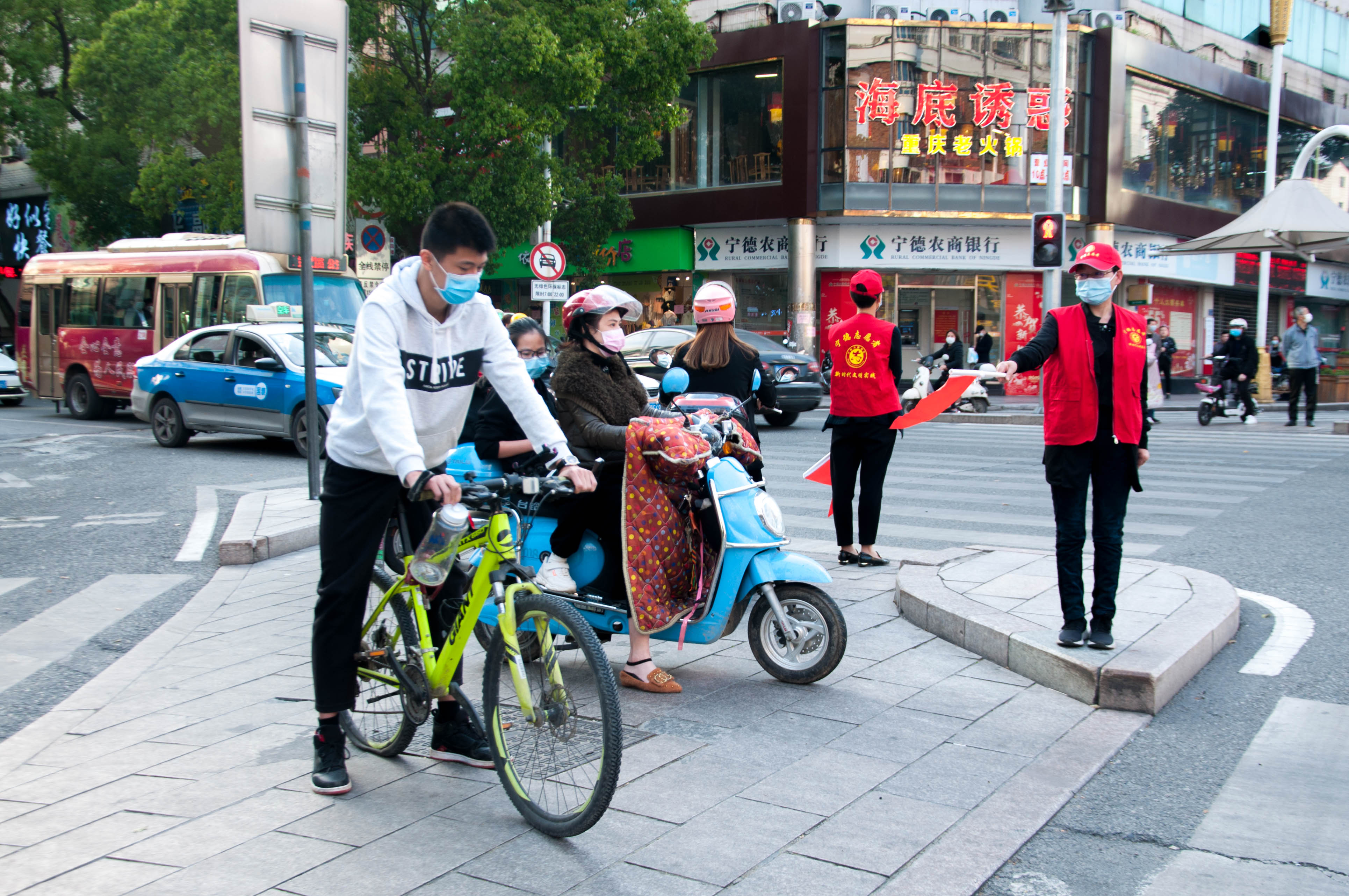 图为志愿者在八一五路与蕉城南路交叉口开展文明交通劝导志愿服务.