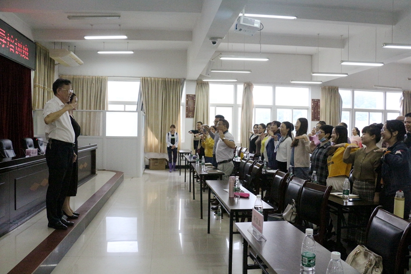 林榕发在课堂上进行互动教学 陈艳 摄培训邀请福建中医药大学应用心理