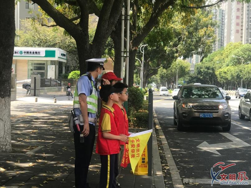 宣导队员在路口进行宣导 通讯员：嘉滨小学家委.jpg