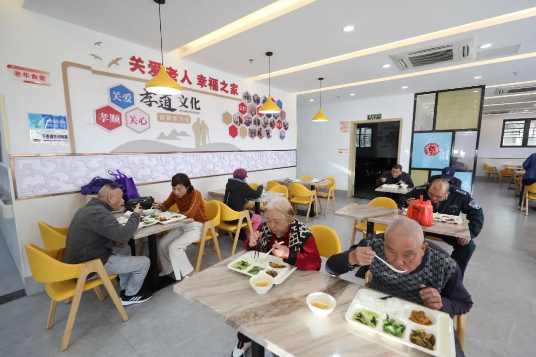 用餐 阮琳钧 郑霄 叶伏国 供图.jpg