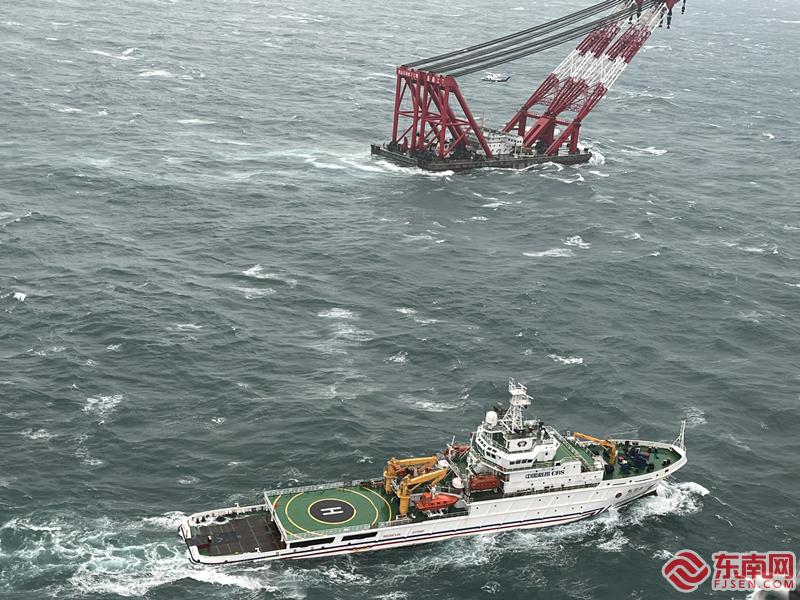 2024年11月6日-7日，东海救113轮和“B-7346”“B-7328”救助直升机在福建海域救助遭受大风浪走锚工程船“东海工7”轮上19名遇险船员_副本.jpg