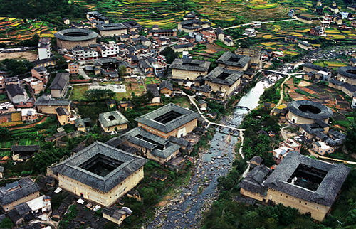 福建龙岩地区的永定客家土楼(2002年10月航拍照片)