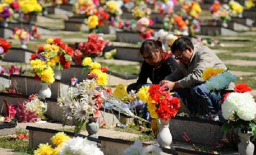 4月4日,在昆明金宝山公墓,市民用鲜花和绢花祭奠亲人.