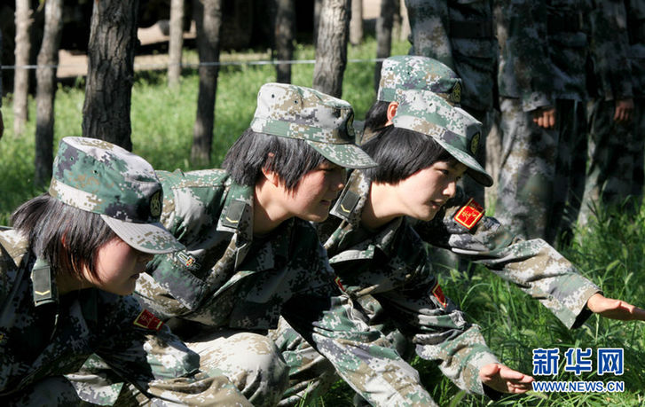 女卫生兵她们坚强,自信,她们美丽,温柔,她们是硝烟中的白衣天使,解放