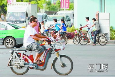 明起厦门电动车无牌上路将先扣车再罚300元