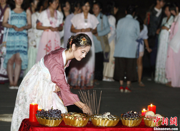 "拜织女"是七夕节的习俗.