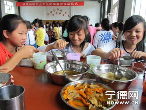 学生津津有味吃饭