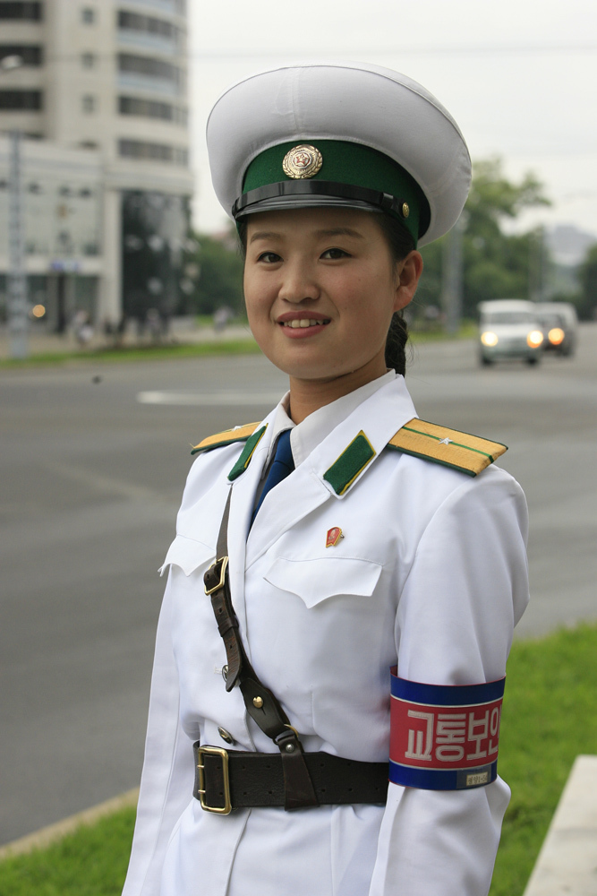 揭秘朝鲜女交警工作生活