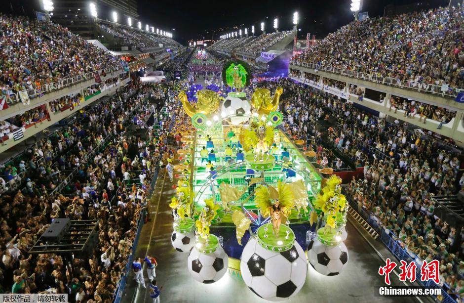 巴西狂欢节大巡游足球花车成焦点