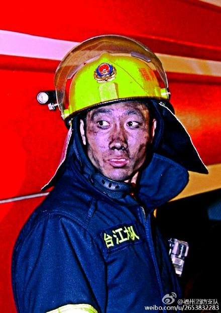 火场烟熏妆感动网友 定格火场中消防员黑脸