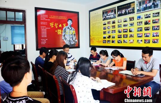 探访“学习大军”背后的故事：工作、志愿两肩挑