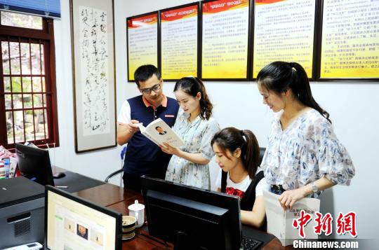探访“学习大军”背后的故事：工作、志愿两肩挑