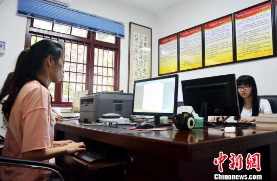 探访“学习大军”背后的故事：工作、志愿两肩挑